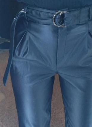 Темно синие брюки из эластичного кожзама м3 фото