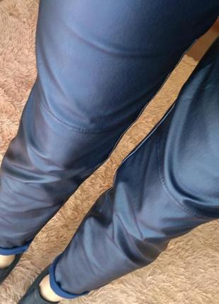 Темно синие брюки из эластичного кожзама м4 фото