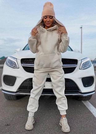 Жіночий костюм