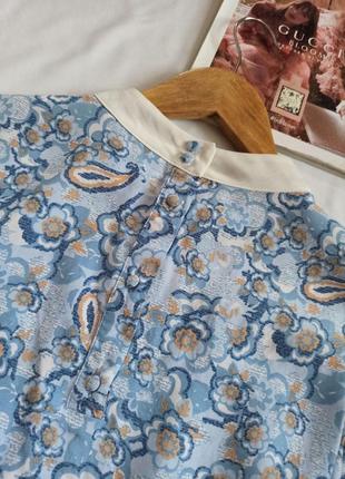 Голубая блуза в абстрактный принт с сеточкой/с высоким воротником4 фото
