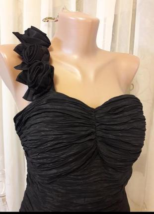 Черное платье бюстье из жатой ткани с декорированными тканевыми объёмными цветами на плече2 фото