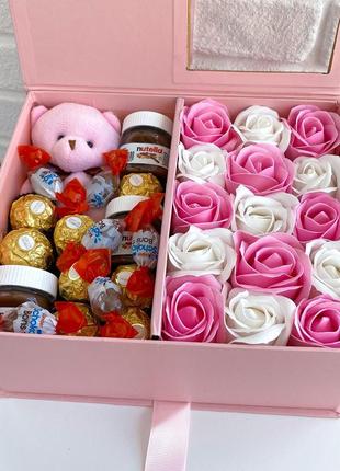 Подарок "with love" с плюшевым мишкой, сладостями и розами для любимой жены на день рождения (размер l)1 фото