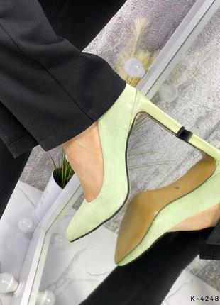 Натуральные туфли из итальянской замши фисташкового цвета с острым носом на каблуке7 фото