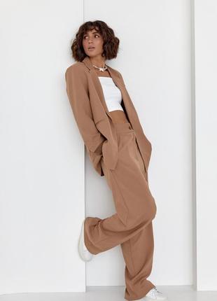Женский однобортный пиджак на пуговице коричневый4 фото