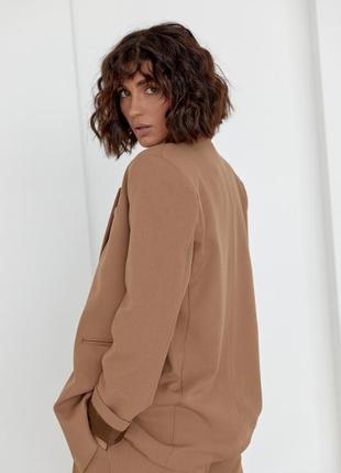 Женский однобортный пиджак на пуговице коричневый7 фото