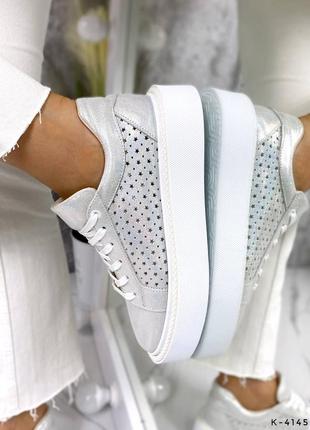 Натуральные кожаные кеды - кроссовки цвета серебро с сквозной перфорацией на белой подошве1 фото