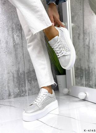 Натуральные кожаные кеды - кроссовки цвета серебро с сквозной перфорацией на белой подошве3 фото