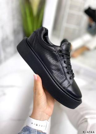 Натуральные кожаные черные кеды - кроссовки с сквозной перфорацией на повышенной подошве