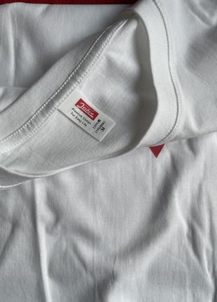 Біла футболка з логотипом гес3 фото