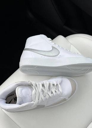 Nike blazer white білі сріблясті жіночі кеди кросівки блейзер найк весна літо осінь женские кеды кроссовки белые серебряные серебристые высокие5 фото