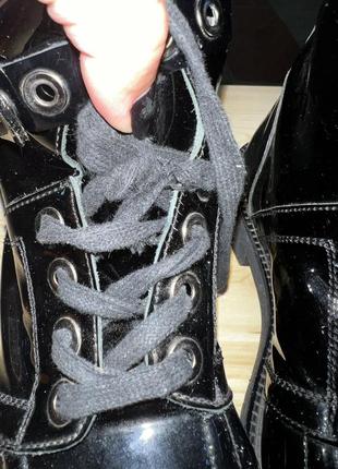 Лаковые ботинки