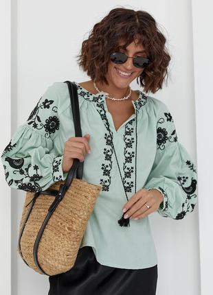 Жіноча вишиванка з вишивкою гладдю на рукавах колір:м'ятний