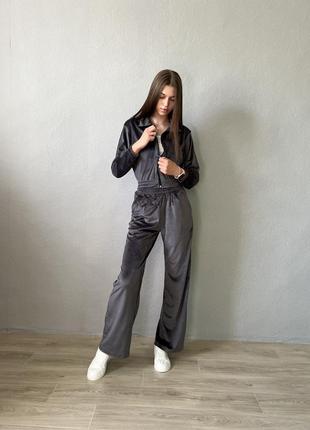 Спортивный велюровый костюм