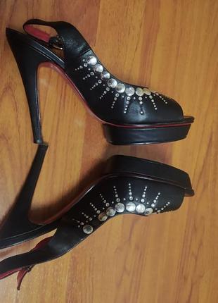 Босоножки на высоких каблуках лабутены черные с красным с закльопками на шпильке6 фото