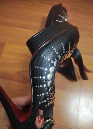 Босоножки на высоких каблуках лабутены черные с красным с закльопками на шпильке8 фото