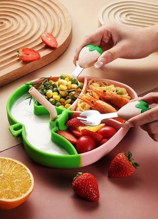 Дитячий посуд силіконовий посуд для дітей секційна тарілка із силікону у вигляді полуниці + прибори + трубочка4 фото