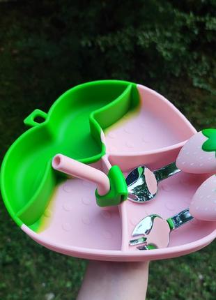 Дитячий посуд силіконовий посуд для дітей секційна тарілка із силікону у вигляді полуниці + прибори + трубочка2 фото