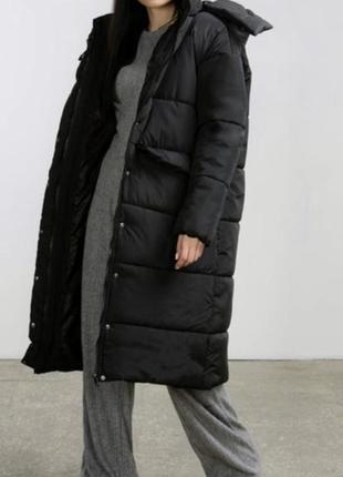 Пуховик-пальто зимнего черного цвета с капюшоном длинный