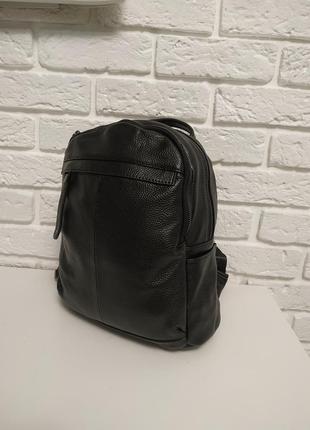 Чорний шкіряний рюкзак