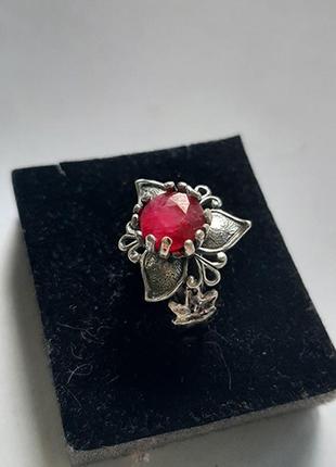 Серебряная кольца с естественным рубином.