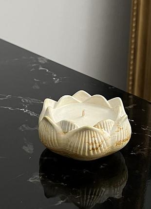 Ароматическая соевая свеча в гипсовом кашпо "лотос"