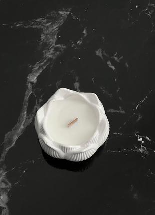 Ароматическая соевая свеча в гипсовом кашпо "лотос"