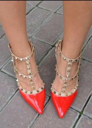 Босоножки красные в стиле valentino