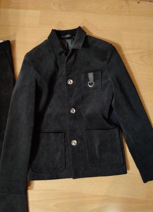 Костюм ( пиджак и брюки) мальчику в школу черный вельвет, размер 1282 фото