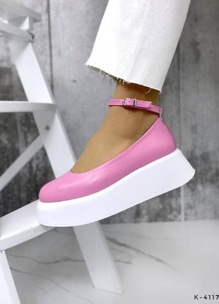 Натуральні шкіряні рожеві туфлі на білій високій підошві