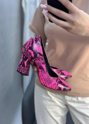 Яркие розовые фуксия туфли лодочки на устойчивом каблуке1 фото