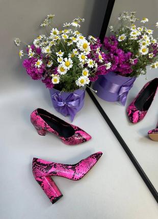 Яркие розовые фуксия туфли лодочки на устойчивом каблуке5 фото
