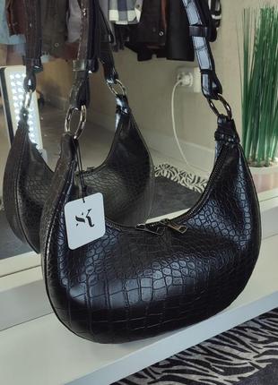 Трендова жіноча сумка схожа на місяць в чорному кольорі