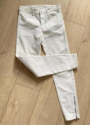 Скинни джинсы stradivarius белые