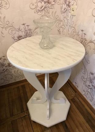 Приліжковий столик