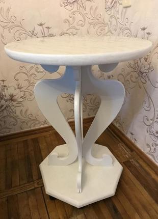 Приліжковий столик