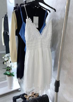 Короткое платье zara с v-образным вырезом и тонкими бретелями.10 фото