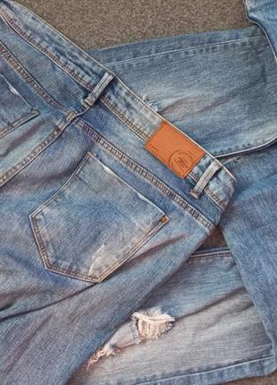 Стильные бунтарские рваные джинсы от zara классического голубого цвета / розпродаж5 фото
