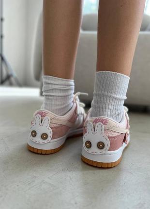 Nike sb dunk pink bunny жіночі прикольні кросівочки рожеві зайчик найк демісезон замша розовые милые кроссовки новинка2 фото