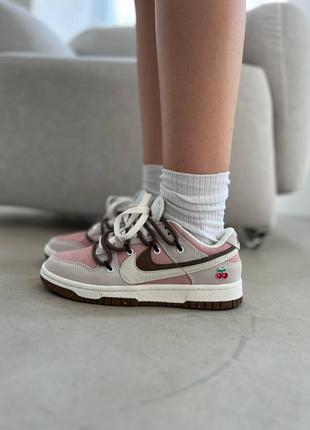 Nike sb dunk pink pastel жіночі прикольні кросівочки рожеві вишенька найк демісезон замша розовые пастельные милые кроссовки новинка с вишенкой5 фото