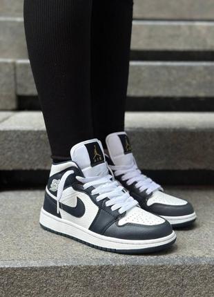 Кроссовки nike sb avenger purple gold shoes blue background