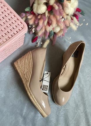 Лаковые кожаные туфли  танкетка в стиле zara clarks