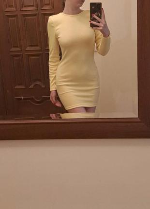 Платье в рубчик желтое с вырезом на спине3 фото
