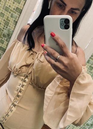 Платье prettylittlething