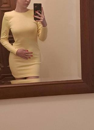 Платье в рубчик желтое с вырезом на спине4 фото