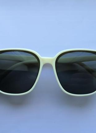 Женские солнцезащитные очки бежево-черные