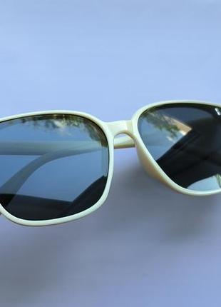 Женские солнцезащитные очки бежево-черные