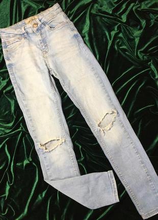 Джинсы на девочку 10-11 лет, без дефектов, рваные колени, высокая посадка.