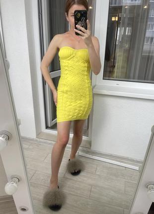 Бандажное мини платье-бюстье желтого цвета