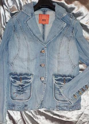 Джинсова курточка з карманами