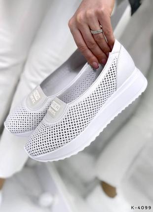Натуральные кожаные белые слипоны - мокасины с сквозной перфорацией